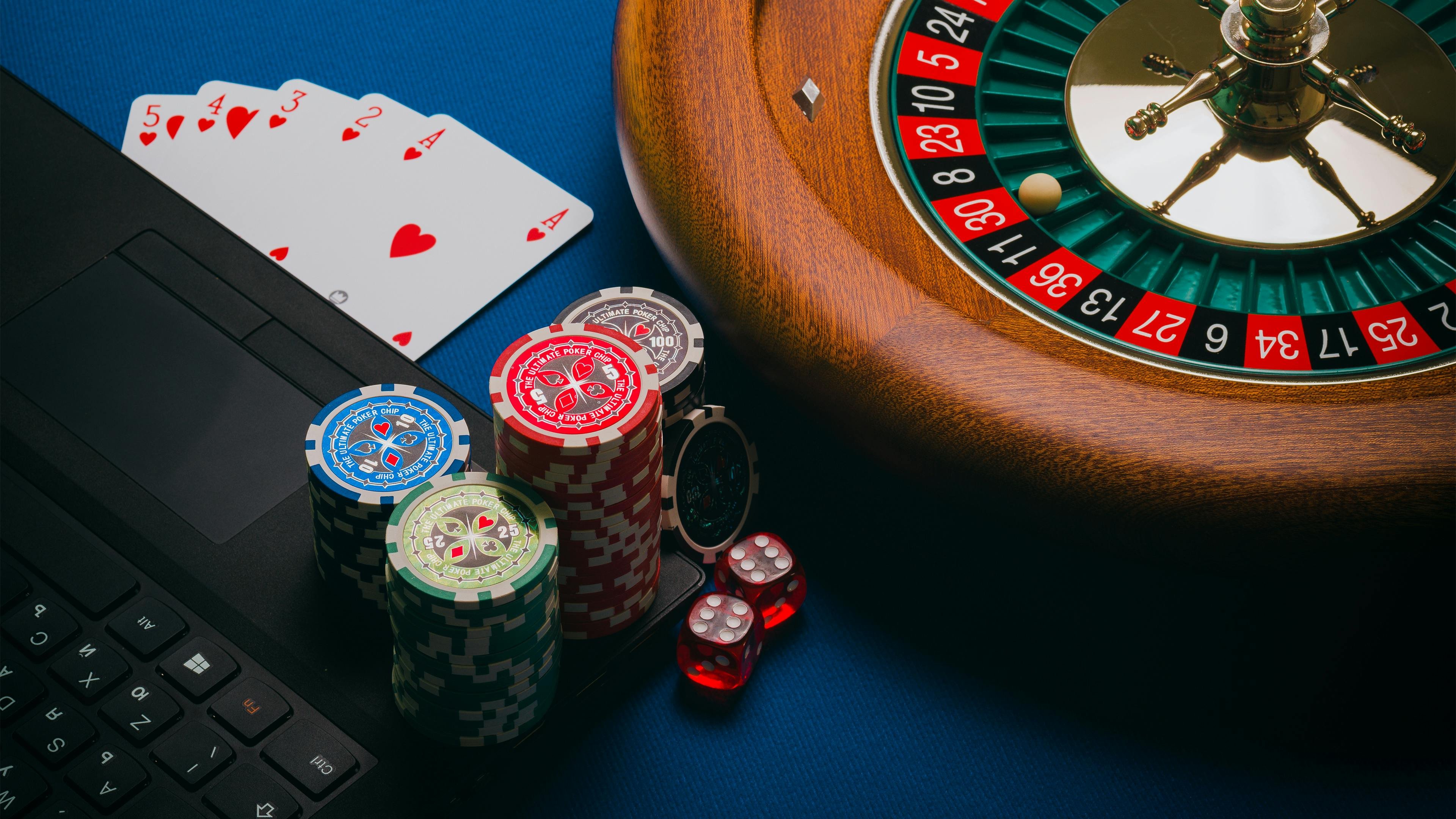 nexus88 Multi-Bet interface showing live blackjack table and Liga 1 score feed side by side on mobile screen